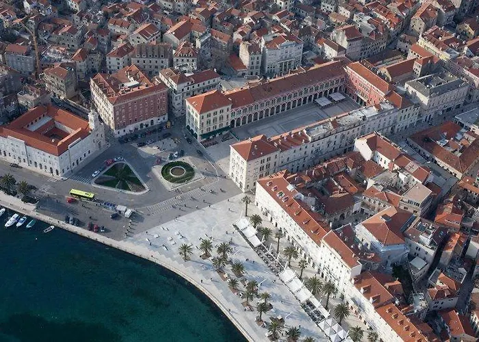 New Sunny With Balcony, Center Σπλιτ