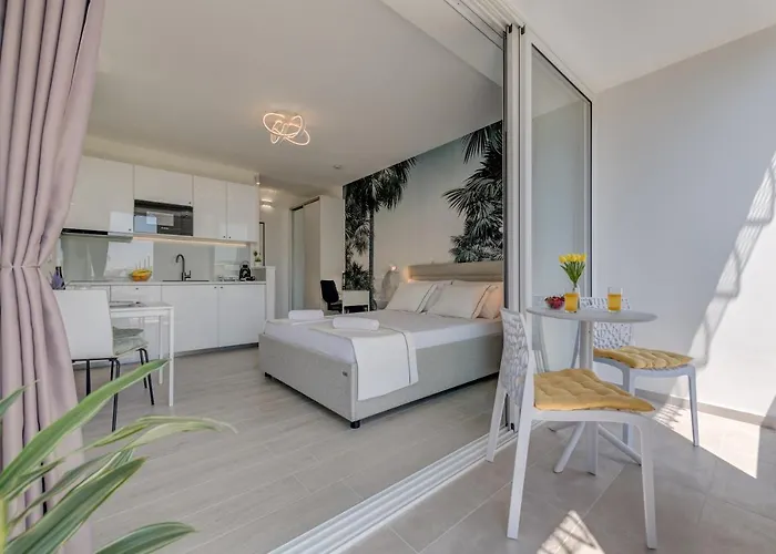 New Sunny With Balcony, Center * Σπλιτ