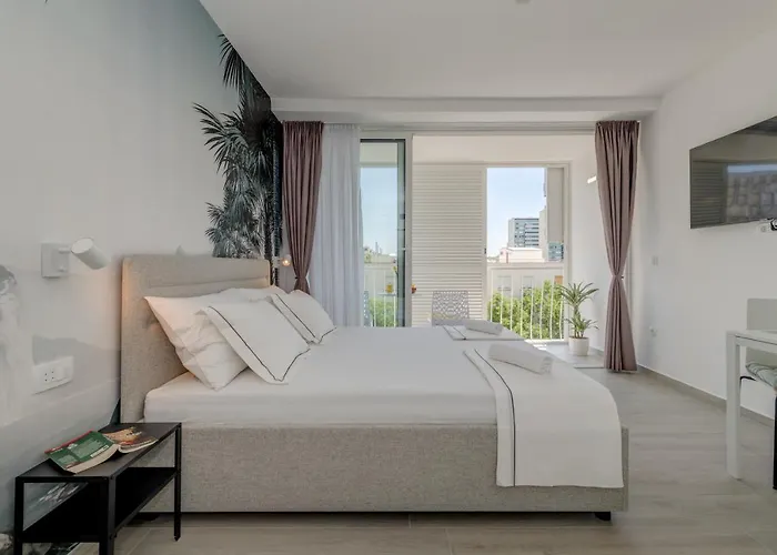 New Sunny With Balcony, Center Σπλιτ